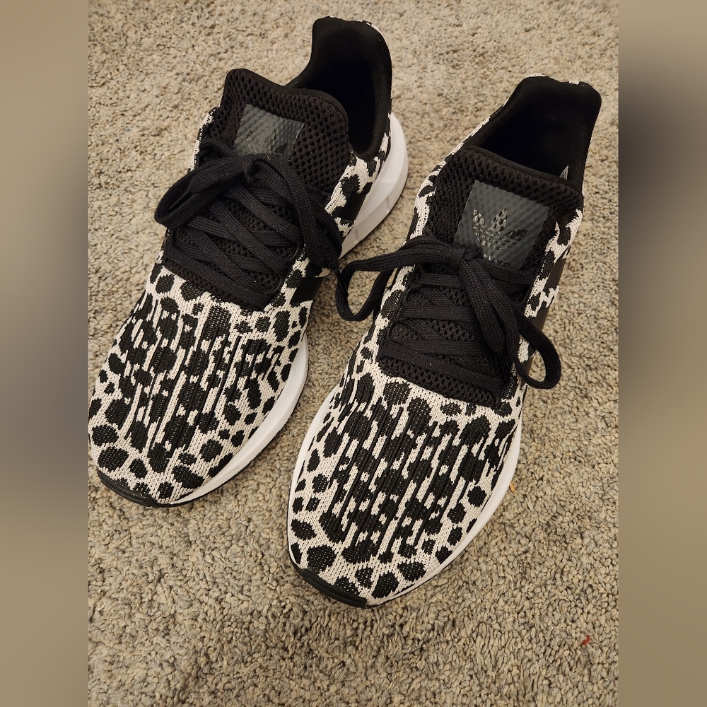 Adidas women's sneakers sz 10.5